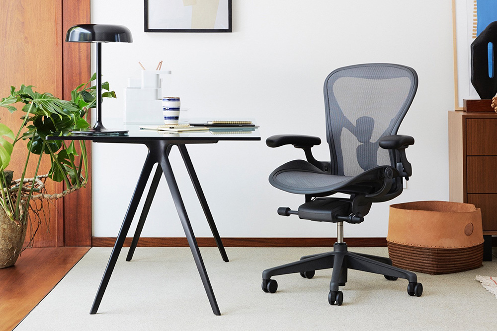 Standing Desk Vs Ergonomic Chair: Which Is Better For Your Employees?